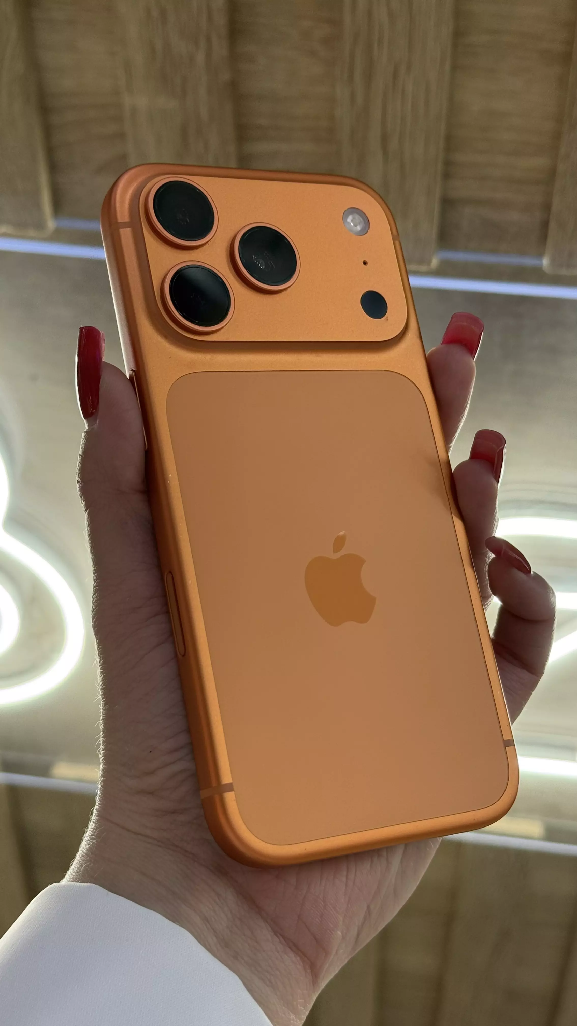 Б/У Apple iPhone 17 Pro 256gb оранжевый