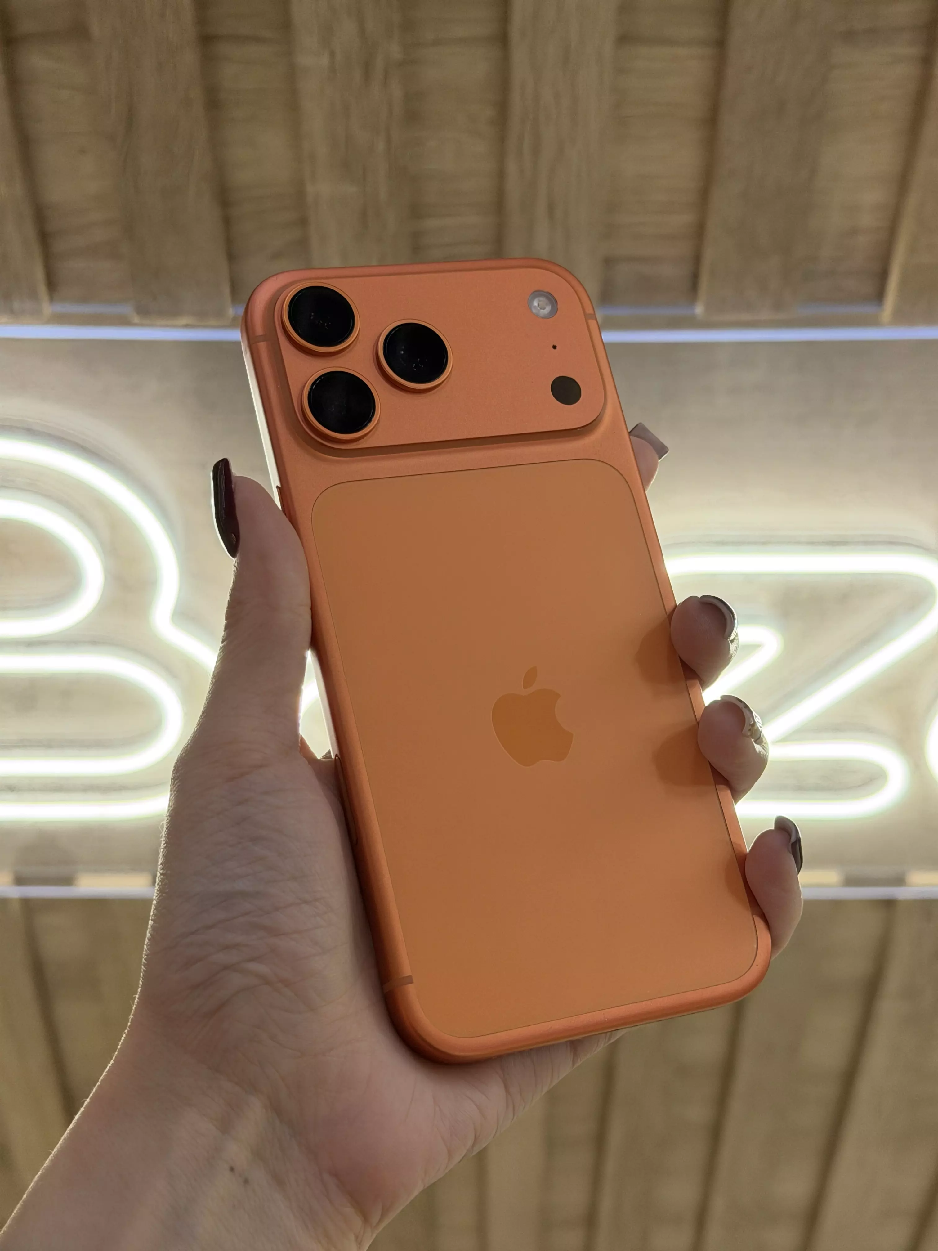 Б/У Apple iPhone 17 Pro Max 512gb оранжевый