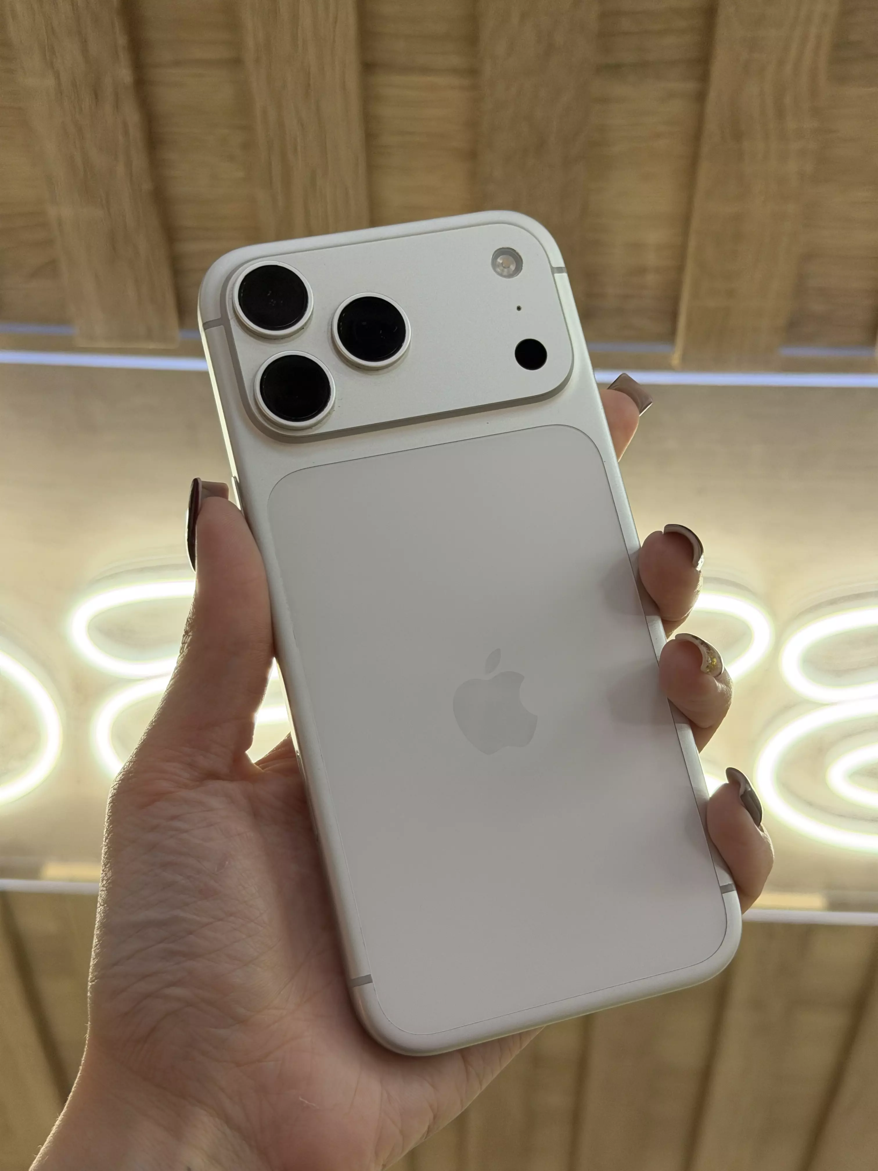 Б/У Apple iPhone 17 Pro Max 256gb серебристый